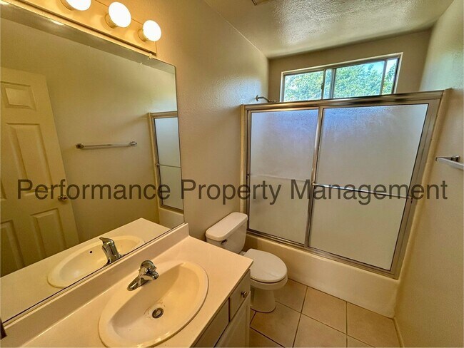 Building Photo - Stunning 4 Bed/3 Bath Condo in Silver Cree...