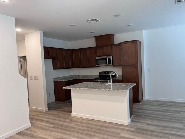 Building Photo - TOWN HOME WITH COMMUNITY POOL , GATED COMMUNITY in GILBERT!