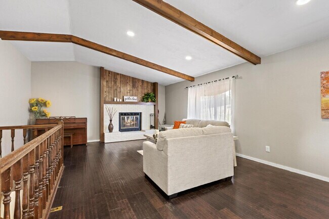Building Photo - "Spacious 5-Bedroom Haven with 3 Full Bath...