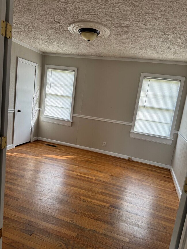 Building Photo - 320 W 41st St