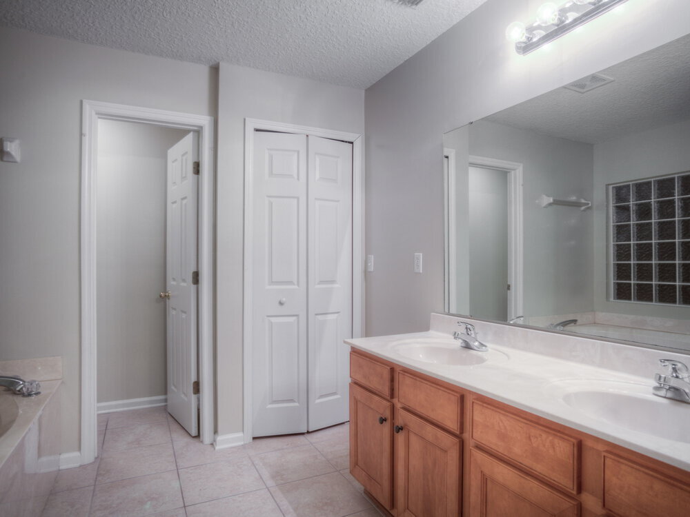 Building Photo - 1828 Creekview Dr