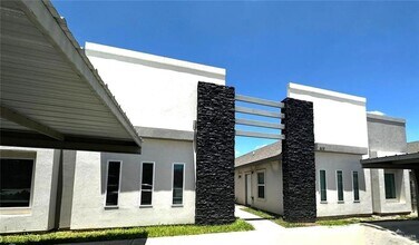Building Photo - 809 E la Cantera Ave