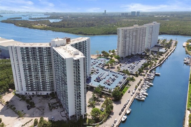 Building Photo - 100 Bayview Dr