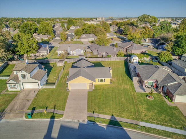 Building Photo - Move in discount / $800 first month rent