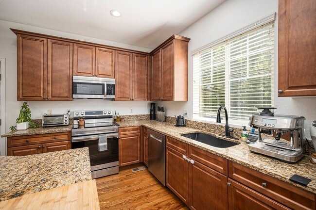 Building Photo - Gorgeous 5 Bedroom 4 Bathroom Single-Family Home in Lowry