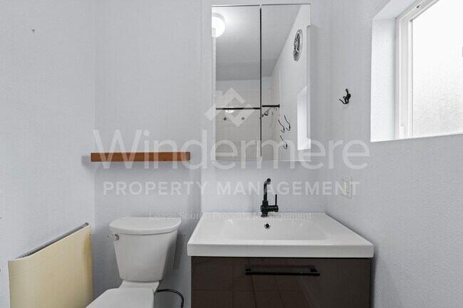 Building Photo - 3 Bedroom , 1 Bath