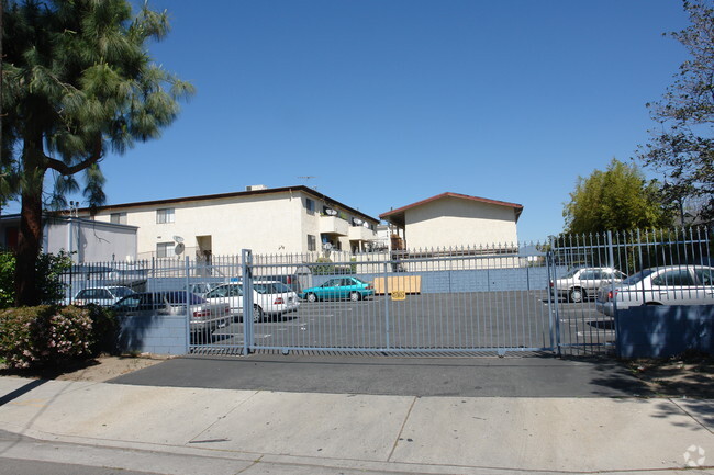The Castle Court Apartments - Castle Court