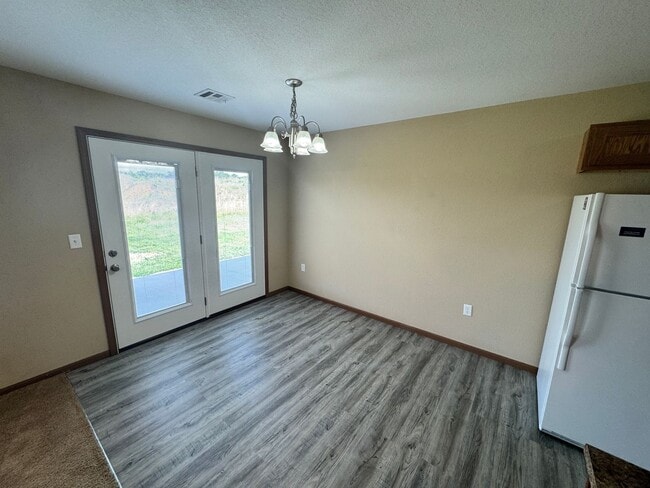 Building Photo - Welcome to Comfortable Living – Spacious, Pet-Friendly Home with Great Amenities