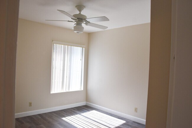 Building Photo - 630 W Palm Ave