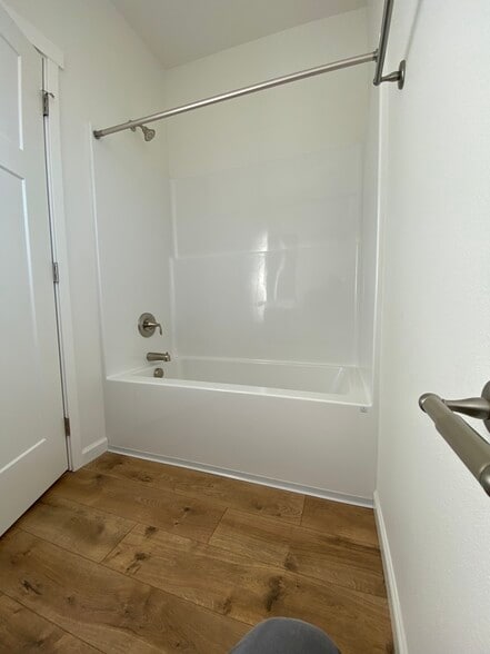 Full Shower/Tub - 439 Wall St