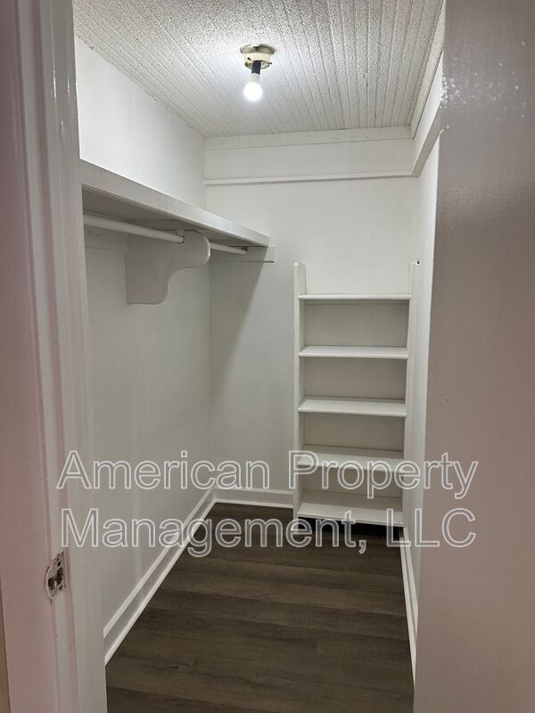 Building Photo - 1928 N Columbia Pl