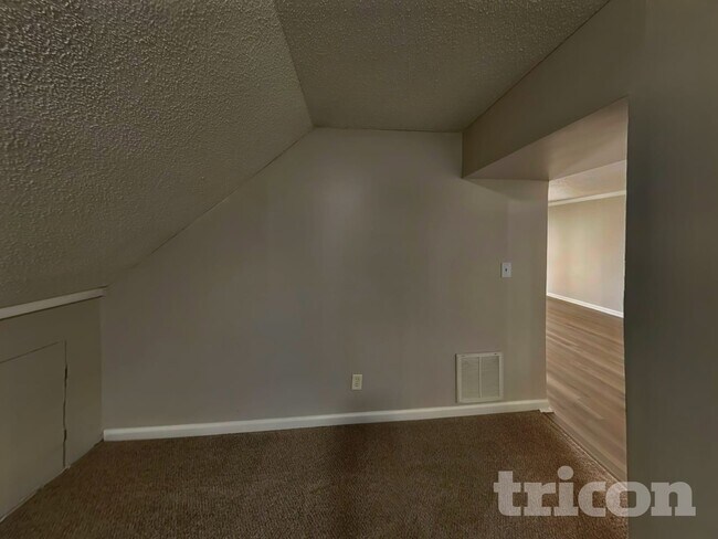 Building Photo - 385 Nectarine Dr