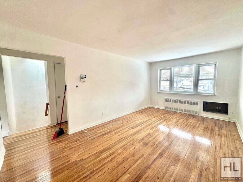 Building Photo - 28 AVENUE