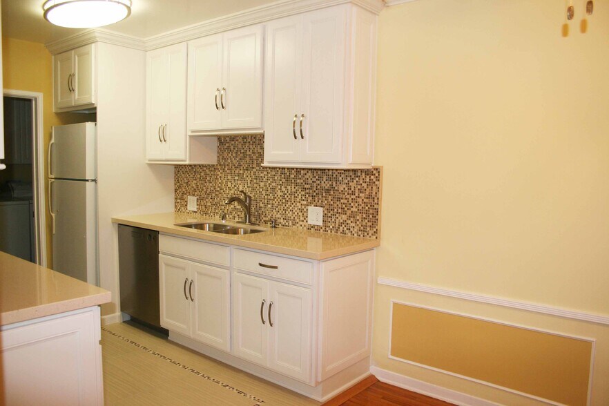 Building Photo - 831 Alandele Ave