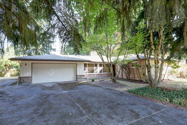 Building Photo - Beautifully Refinished 4BR 2BA Home on Lar...