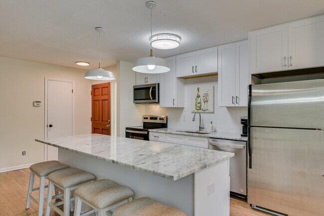 Building Photo - 1209 Azalea Dr