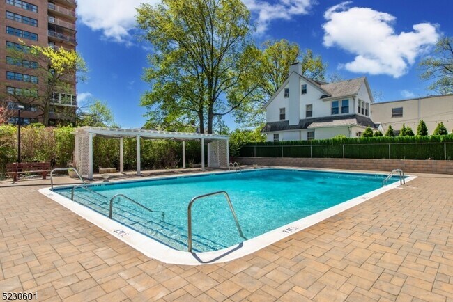 Building Photo - 285 Aycrigg Ave