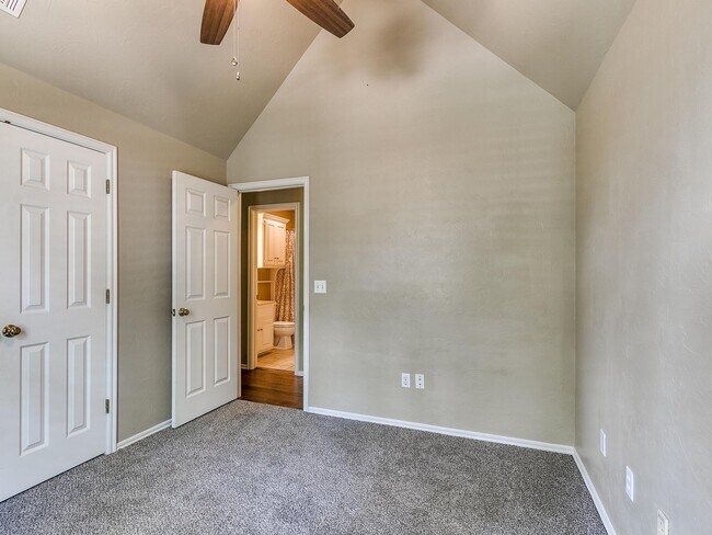 Building Photo - 1815 Chelsea Dr