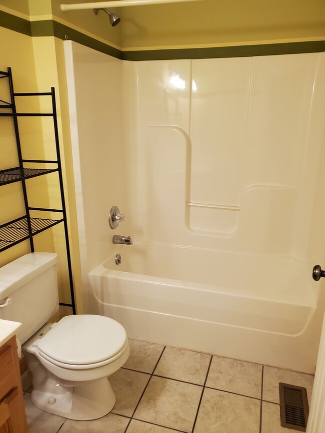 Building Photo - 3 bedroom 3 bath, 2car gar, balcony deck a...