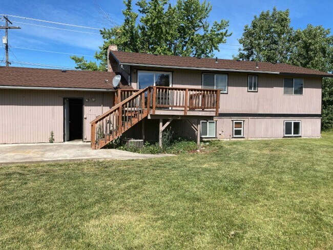 Building Photo - Green Acres Split Level