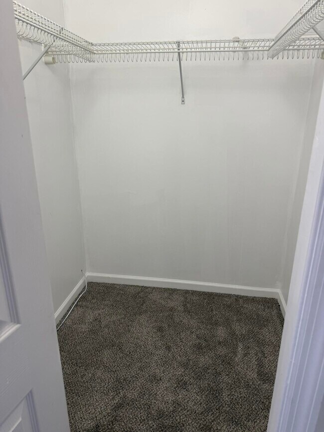 Building Photo - 137 SW Meade Cir