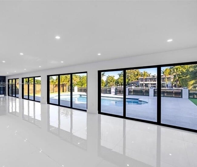 Building Photo - 406 Holiday Dr