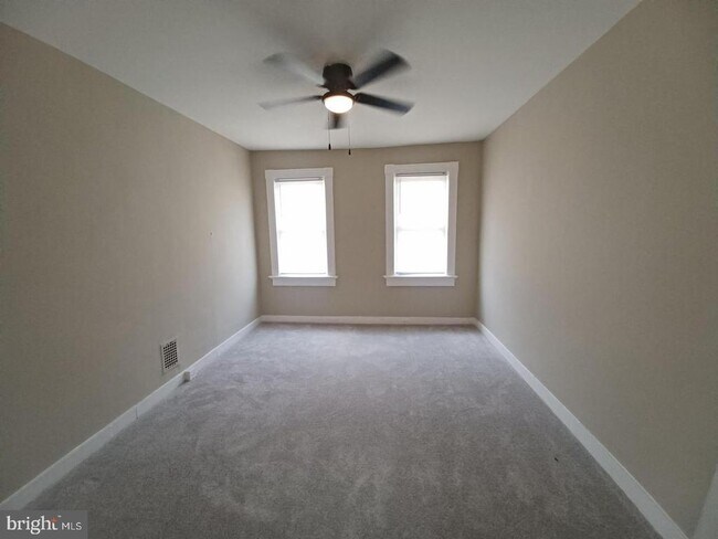 Building Photo - 711 N Streeper St