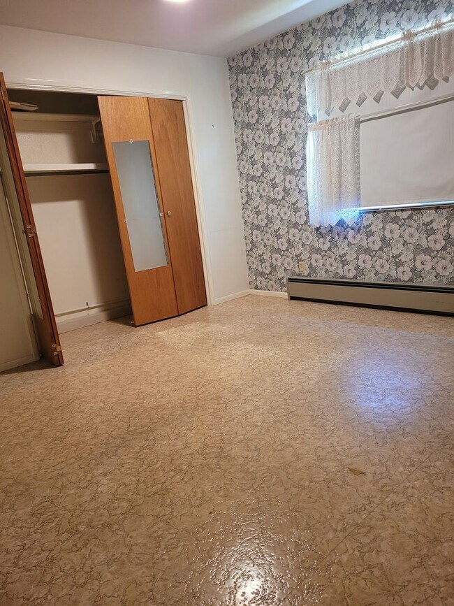 Building Photo - Large 3 Bedroom, 2 Bath Home