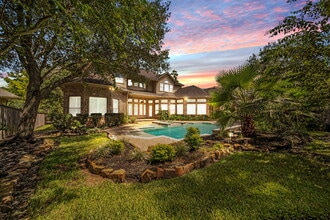 Building Photo - Exceptional 5-bedroom home (2 down) in desirable Woodlands Country Club with landscape & pool mai...