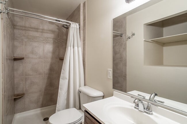 Building Photo - Private room with private bathroom right a...