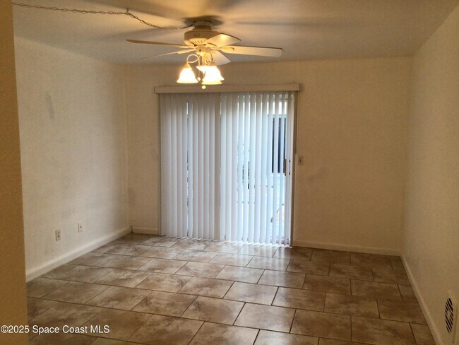 Building Photo - 220 Columbia Dr