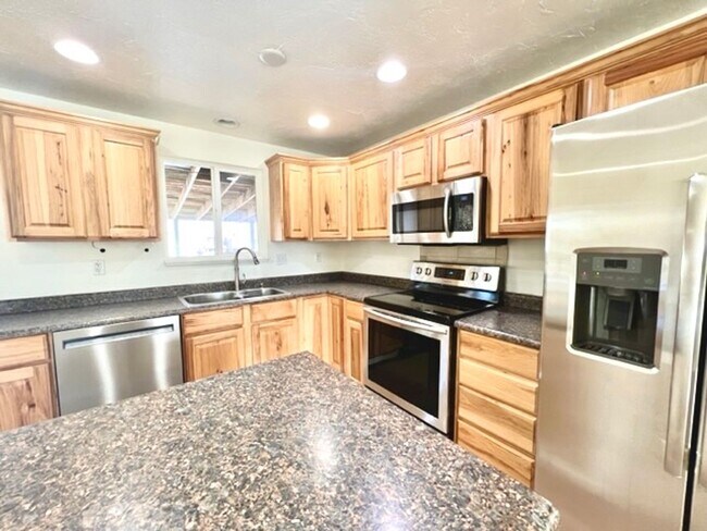 Building Photo - 4 Bedroom 2 Bath Home Boise North End