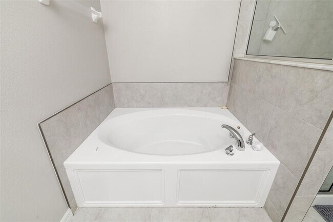 Building Photo - 621 Royal Empress Dr