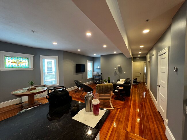 Building Photo - Renovated Dorchester 3 Bed/2 Bath Condo on...