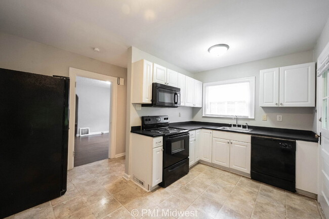 Building Photo - "Charming 3-Bedroom Retreat with Hardwood ...