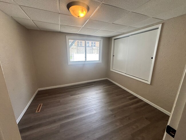 Building Photo - Lower 2 Bedroom Unit Apartment
