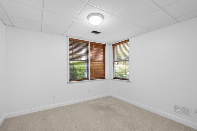 Building Photo - 312 Creekbank Way SE