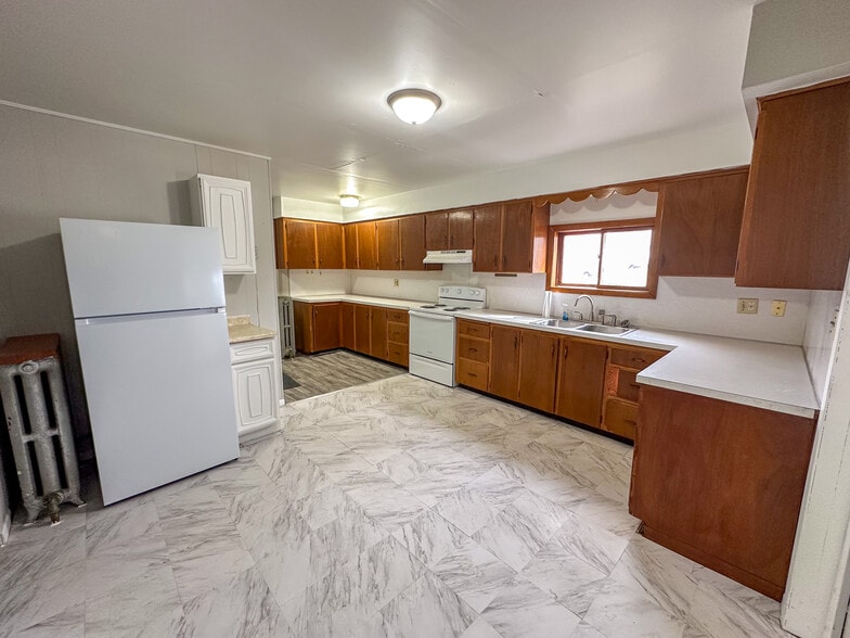 Building Photo - 401 S Oak St