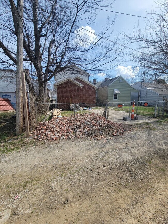 Building Photo - Spacious 3-bedroom Brick House
