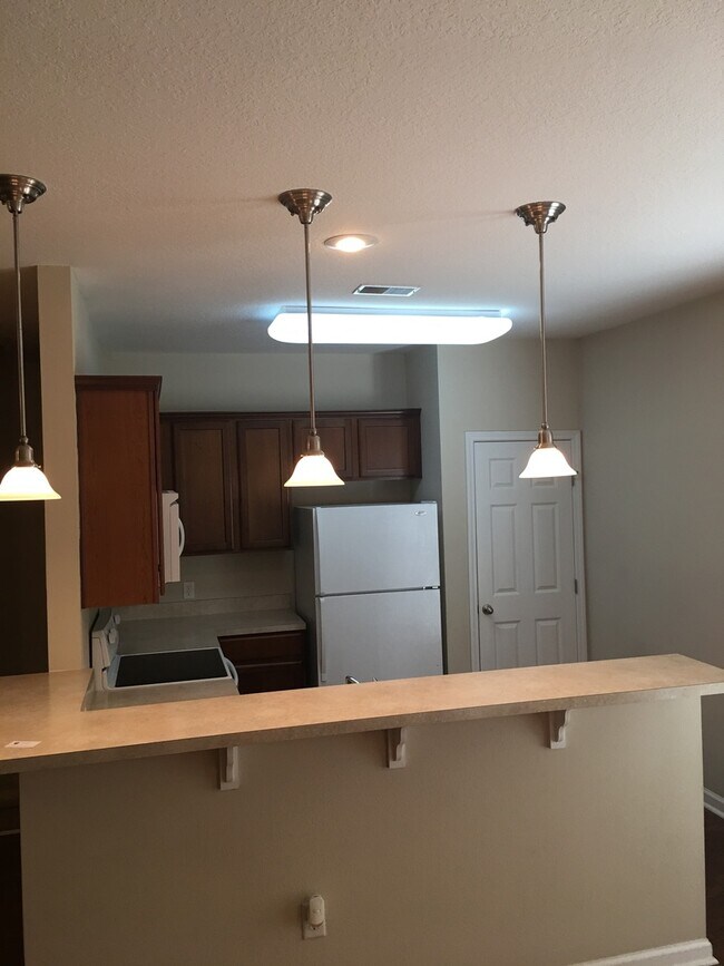 Building Photo - Townhome Available in Richmond Hill City Limits!