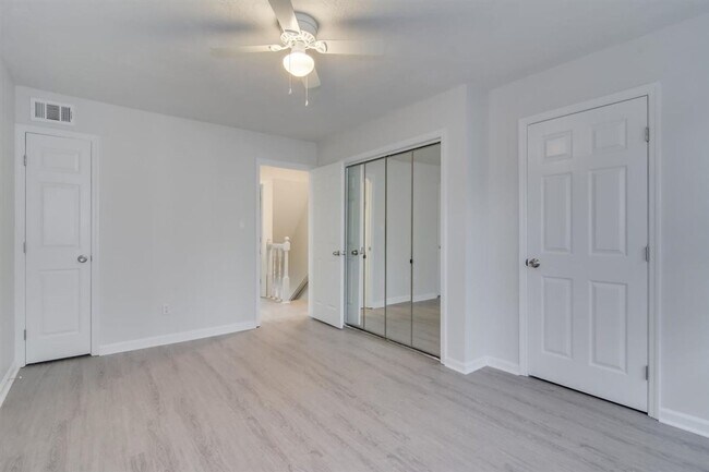 Building Photo - Remodeled 2 bedroom 1.5 bathroom townhome ...