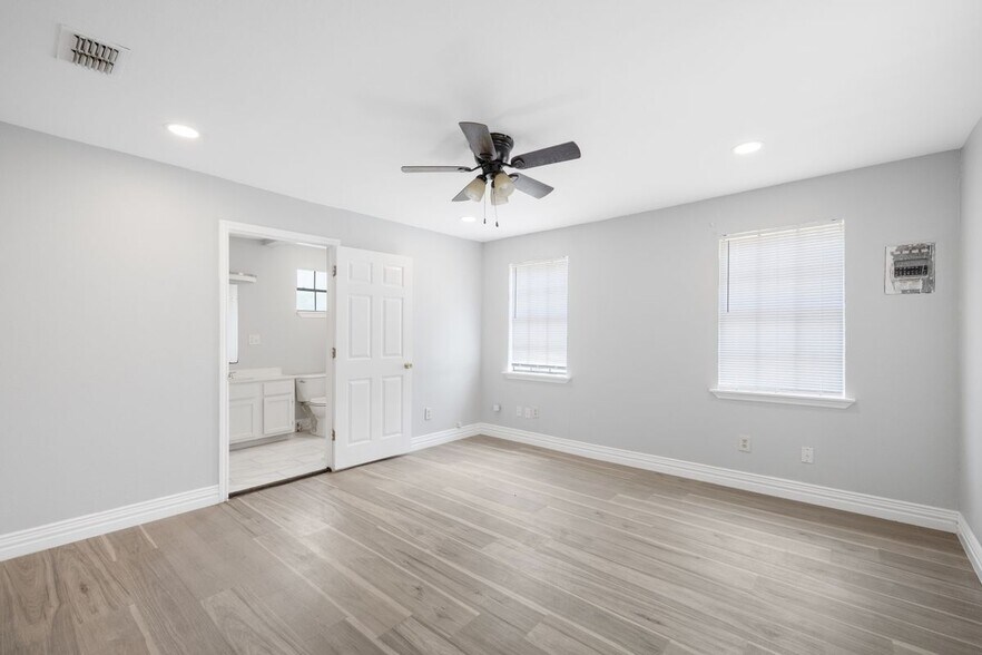 Building Photo - 1206 E Samano St