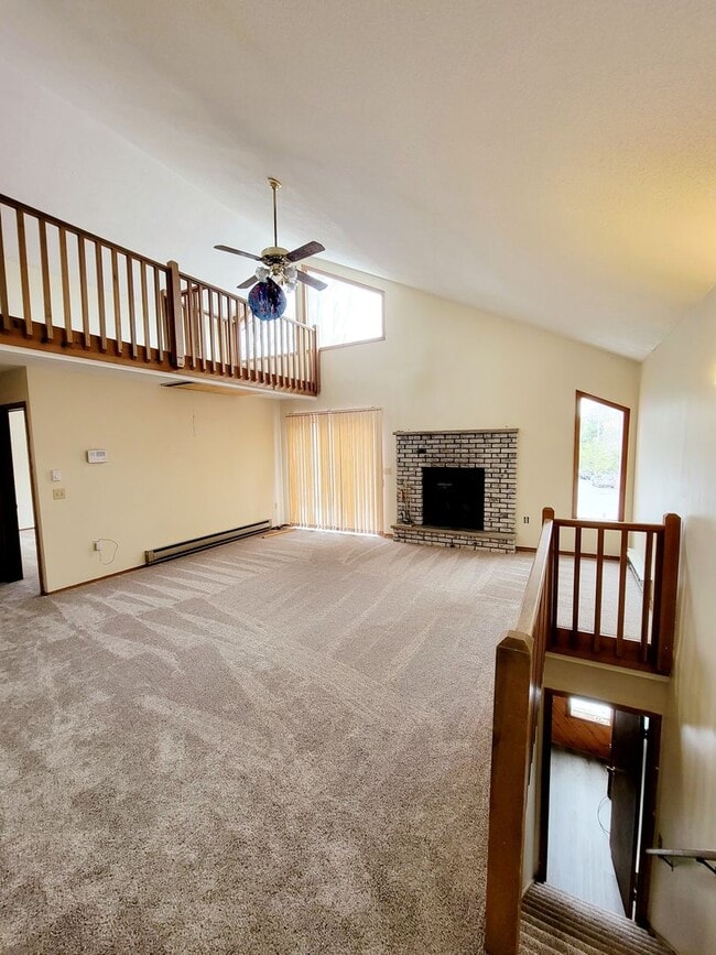 Building Photo - Amazing 4 bedroom with 2 kitchens and Livi...