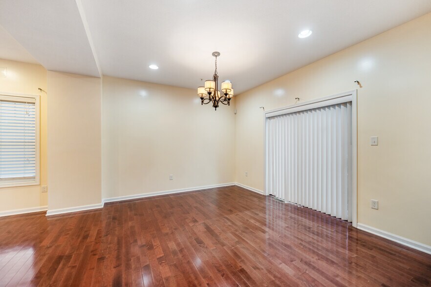 Building Photo - 3114 Raintree Dr