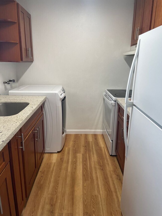 Building Photo - Victoria Plaza - Makiki/Punchbowl - 2/2/1 ...