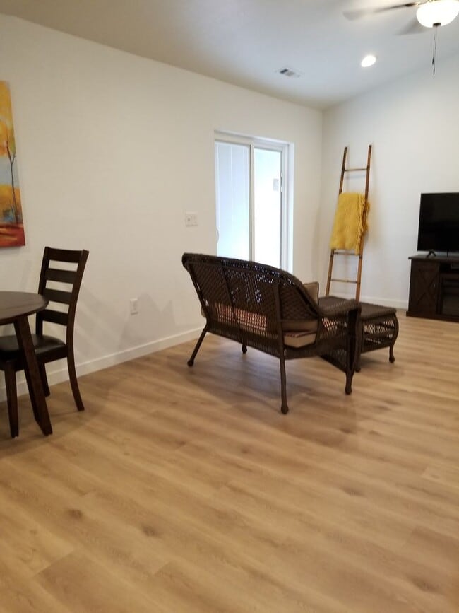 Building Photo - Newer two bedroom/two bath duplex | Availa...
