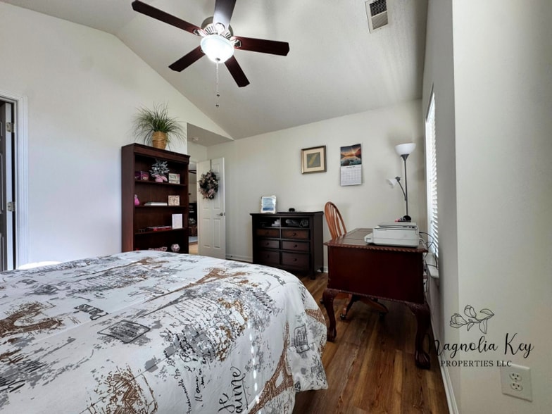 Building Photo - 765 Riverward Dr