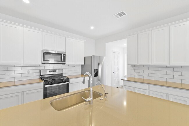 Building Photo - 7915 Murciana Dr