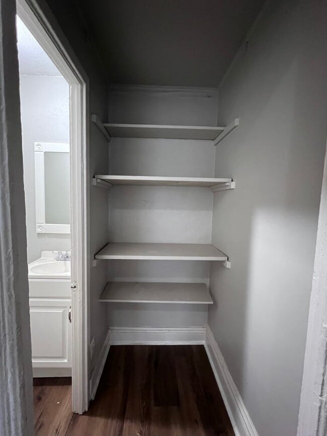 Building Photo - Three Bedroom Unit Near Downtown Grand Rap...