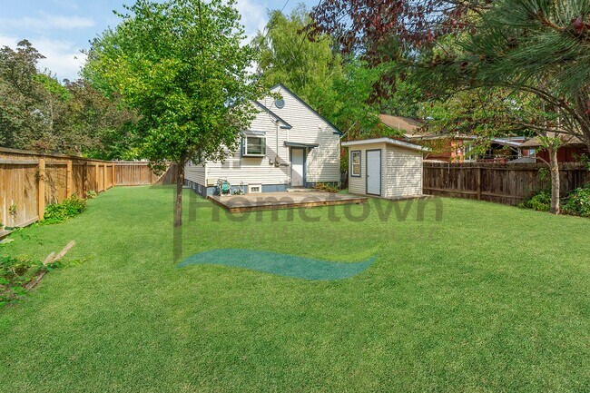 Building Photo - 4 Bedroom 2 Bathroom Home with a Fully Fen...